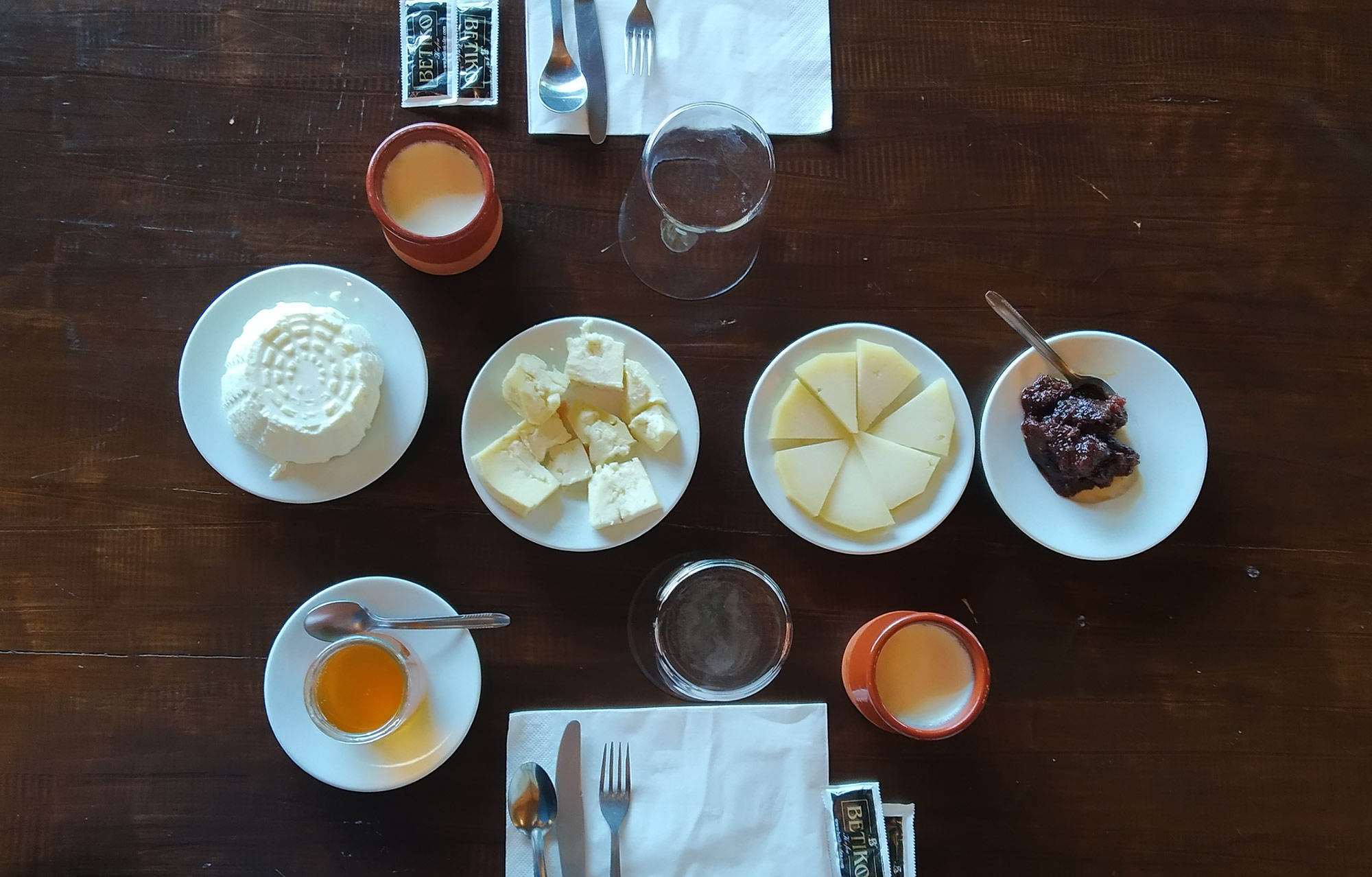 Descrube la gastronomía y cultura vasca visitando una quesería tradicional en las faldas del monte Adarra, a 15 minutos de Donostia